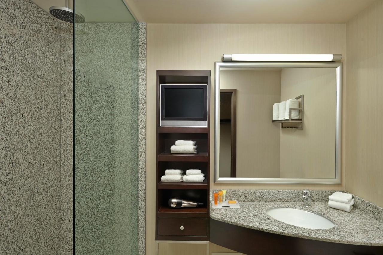 Acclaim Hotel By Clique Calgary Exterior photo